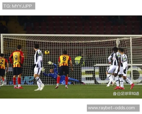 西甲焦点战拜仁逆转皇马争议判罚引发全场热议